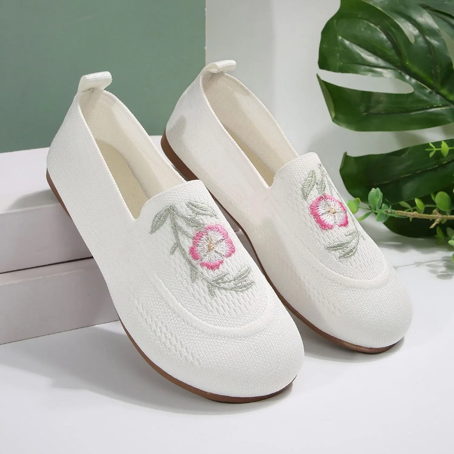 Women's Casual Shoes Comfortable Flat Embroidered Mesh Slip On Walking Shoes for Daily Wear with Jeans